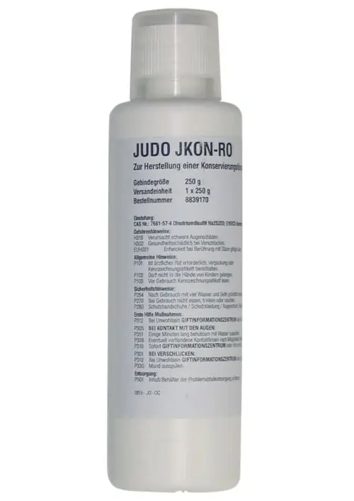 Weißer Flakon mit Schraubverschluss, auf dem Etikett sind Sicherheits- und Gebrauchshinweise sowie die Marke Judo abgedruckt. Inhalt und Bestellnummer sind ebenfalls angegeben.